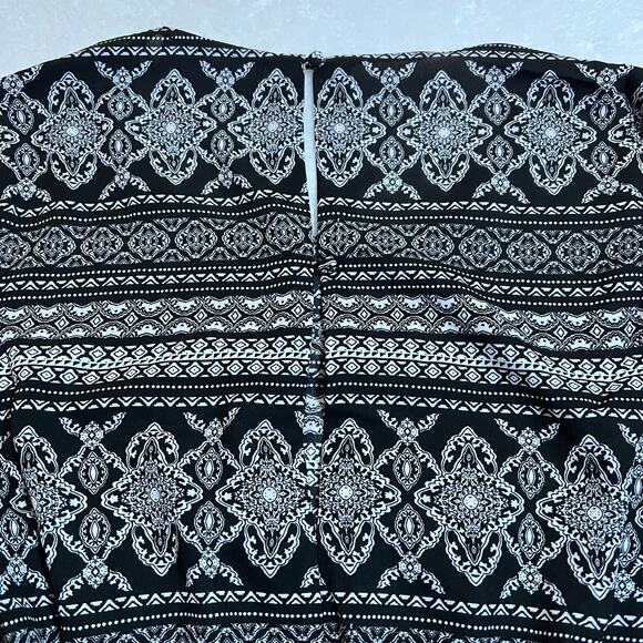 Romeo & Juliet Couture Crewneck Boho Print Lace Trim Playsuit Romper Size Small - Picture 5 of 7